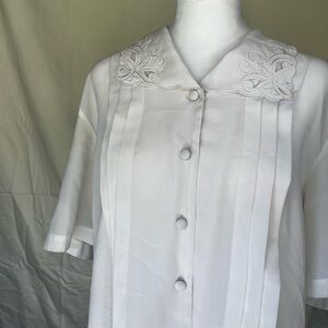 White vintage short sleeve button down - women’s blouse, sz large, fancy collar